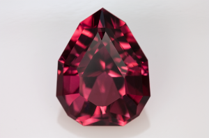 Rubellite rouge taillée